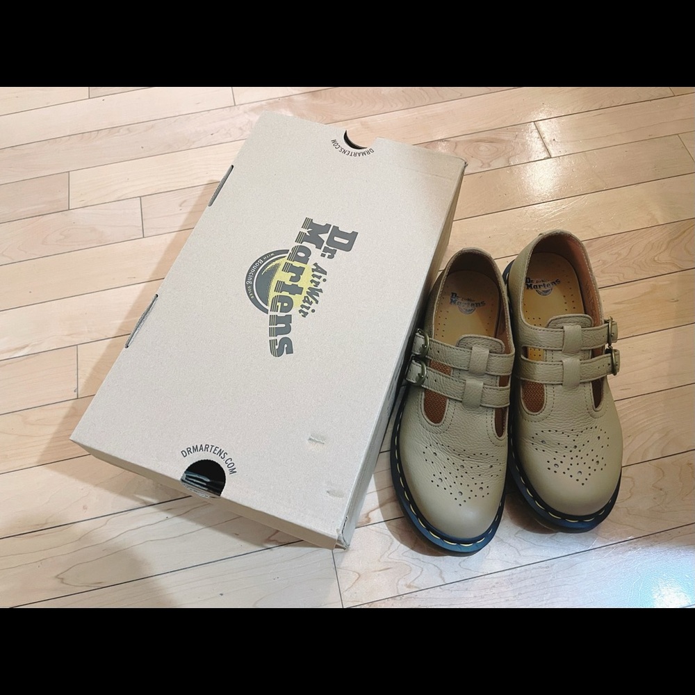 Dr. Martens 8065 Mary Jane Virginia Leather Shoes in Savannah Tan